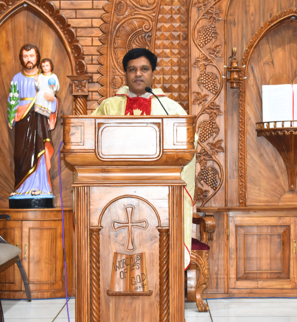 Fr. Umesh Ekka, Parish Priest of St Luke's Church, at the ambo
